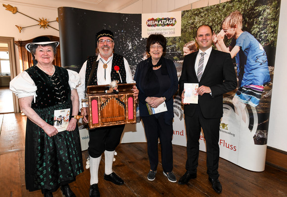 Heimattage Programm der Heimattage 2018 in Waldkirch vorgestellt v.l.n.r.: ein Trachtenpaar, Staatsrätin Gisela Erler und der Waldkircher Oberbürgermeister Roman Götzmann (© Foto: Stadt Waldkirch)