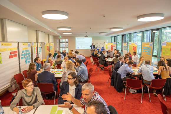 Europa Erster Bürgerdialog im Rahmen des Europadialogs in Bad Mergentheim Bürgerinnen und Bürger diskutieren über Europa (Foto: Jens Hackmann)