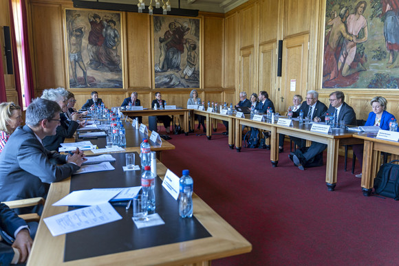 Europa Kretschmann auf Delegationsreise in der Schweiz Arbeitsgespräch der Delegation aus Baden-Württemberg mit dem Regierungsrat des Kantons Zürich.