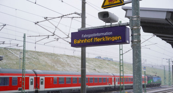 Bahnsteig des Bahnhof Merklingen mit einer Informationsanzeige.
