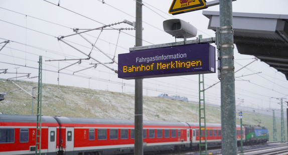 Bahnsteig des Bahnhof Merklingen mit einer Informationsanzeige.
