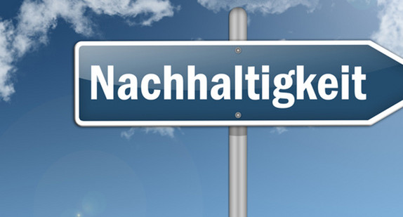 Schild mit dem Schriftzug "Nachhaltigkeit", im Hintergrund ein Himmel mit Wolken (Bild: Fotolia.com/ Ben Chams)