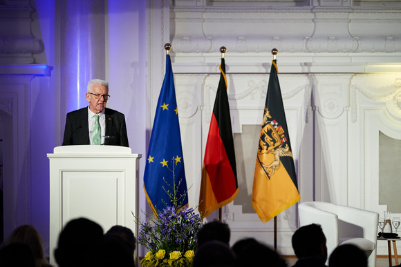 Europa Baerbock hält „Stuttgarter Rede zu Europa“ Ministerpräsident Winfried Kretschmann bei seiner Ansprache
