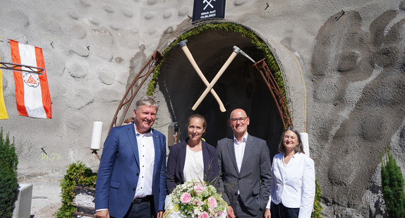 Bürgermeister Wolfgang Hermann (Hausach), Tunnelpatin Nadine Hermann, Ministerialdirektor Berthold Frieß und Regierungspräsidentin Bärbel Schäfer stehen bei der Einweihung des Rettungsstollens vor dem Eingang des Stollens.