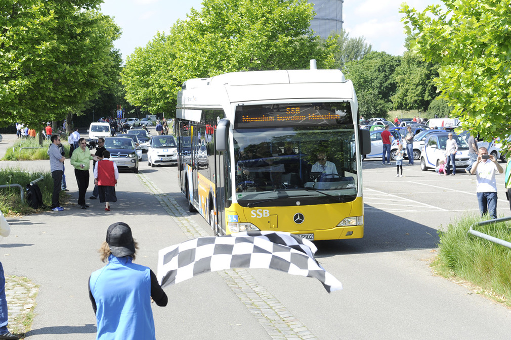 Minister Winfried Hermann nahm am 31. Mai 2014 an einem Elektroauto-Weltrekord in Stuttgart teil (Bild: e-mobil BW/ KD Busch)