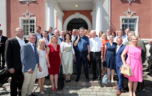 Regierung Gemeinsame Kabinettssitzung der Regierungen von Baden-Württemberg und Bayern Gruppenbild des baden-württembergischen und bayerischen Kabinetts (Bild: Staatsministerium Baden-Württemberg)