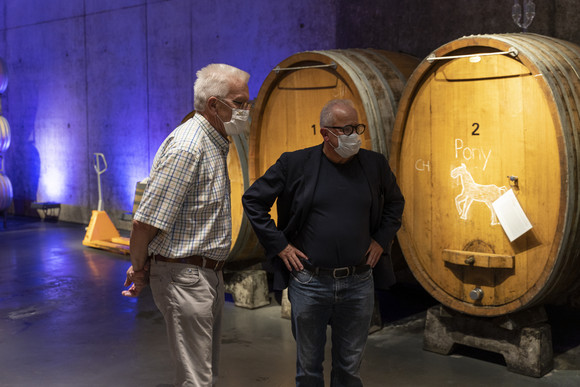 Sommertour Rückblick auf die Sommertour Ministerpräsident Winfried Kretschmann hat im Rahmen seiner Sommertour Vogtsburg-Oberbergen im Kaiserstuhl besucht. Fritz Keller erklärte dem Ministerpräsidenten auf seinem Weingut "Franz Keller" den Ablauf der Produktion.