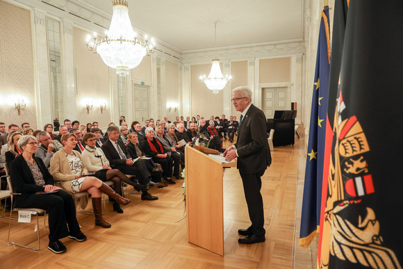Tag des Ehrenamts Kretschmann würdigt besonderes ehrenamtliches Engagement Ministerpräsident Winfried Kretschmann (rechts) bei seiner Ansprache zu den Gästen