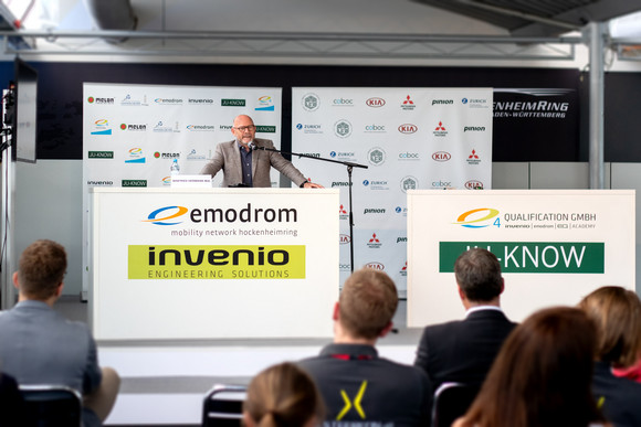 Elektromobilität e4 TESTIVAL auf dem Hockenheimring Verkehrsminister Winfried Hermann MdL bei seiner Keynote im Rahmen des Start-up Awards auf dem e4 TESTIVAL 2019 (Bilderquelle: Kira Chaparro_© emodrom)