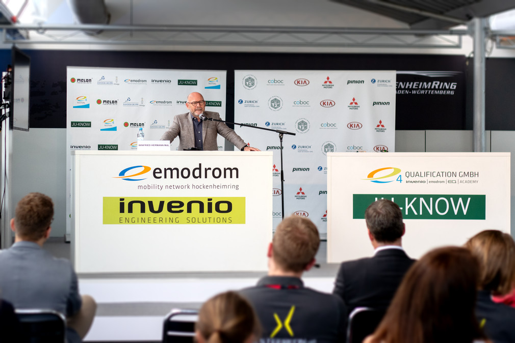 Verkehrsminister Winfried Hermann MdL bei seiner Keynote im Rahmen des Start-up Awards auf dem e4 TESTIVAL 2019 (Bilderquelle: Kira Chaparro_© emodrom)