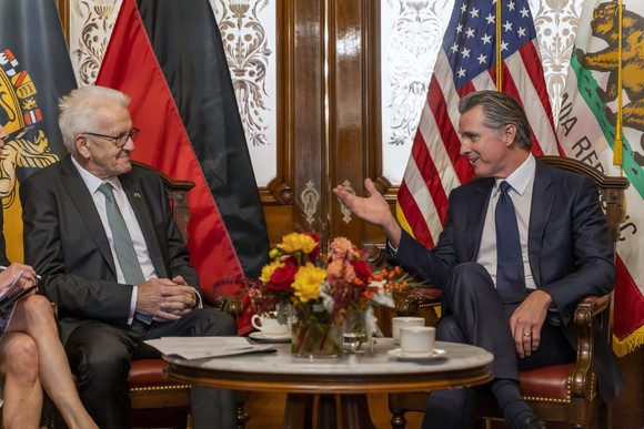 Delegationsreise Kretschmann reist nach Pennsylvania und Kalifornien Ministerpräsident Winfried Kretschmann (links) im Gespräch mit dem Gouverneur von Kalifornien, Gavin Newsom (rechts), in Sacramento