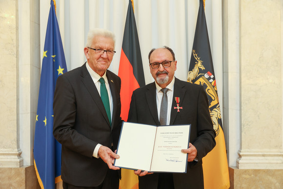 Tag des Ehrenamts Kretschmann würdigt besonderes ehrenamtliches Engagement Ministerpräsident Winfried Kretschmann (l.) und Konrad Ritter (r.)