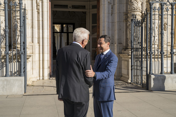 Europa Kretschmann auf Delegationsreise in Spanien Juan Manuel Bonilla Moreno (rechts), Präsident der andalusischen Regionalregierung, begrüßt Ministerpräsident Winfried Kretschmann (links)