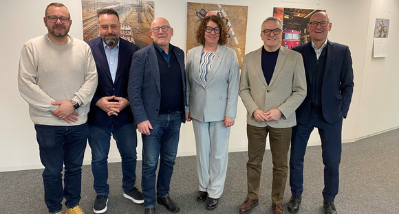 Boris Schwürz (Mahle), Ibrahim Aslan (Porsche), Verkehrsminister Winfried Hermann, Liane Papaioannou (IG Metall), Ergun Lümali (Mercedes), Ministeriadirektor Berthold Frieß.