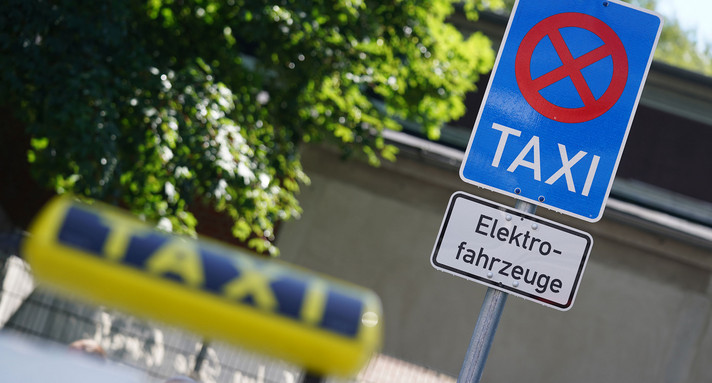 Ein Halteverbotsschild zeigt, dass hier nur Taxis mit Elektroantrieb halten dürfen.