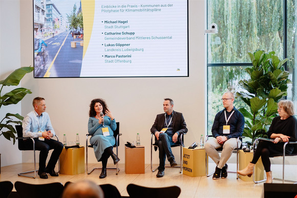 Unter dem Titel „Einblicke in die Praxis“ berichten Marco Pastorini (Stadt Offenburg), Catherine Schupp (Gemeindeverband Mittleres Schussental), Michael Hagel (Stadt Stuttgart) und Lukas Göppner (Landkreis Ludwigsburg) aus der Pilotphase für Klimamobilitätspläne, welche die Städte erfolgreich abgeschlossen haben.