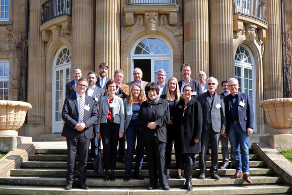 Beteiligung Wissenschaftlicher Beirat für Zivilgesellschaft und Bürgerbeteiligung Gruppenbild mit Staatsrätin Gisela Erler (vorne in der Mitte) vor der Villa Reitzenstein