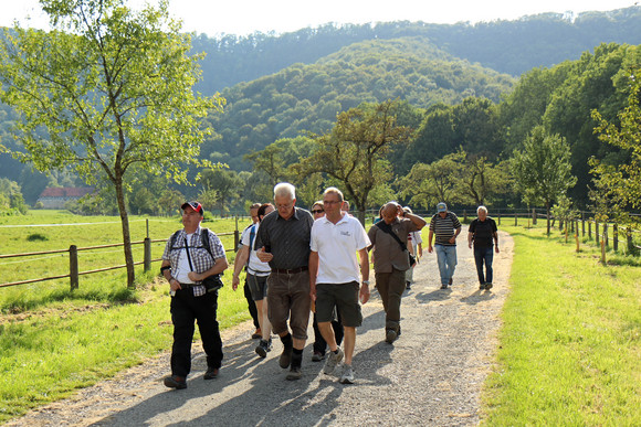 Sommertour Kretschmann wandert mit Bürgerinnen und Bürgern Wanderung auf dem Wasserfallsteig in Bad Urach: Ministerpräsident Winfried Kretschmann (M.) im Gespräch
