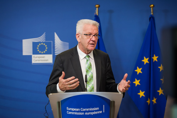Europa Kretschmann besucht Brüssel Ministerpräsident Winfried Kretschmann bei einem Pressestatement (Foto: Vertretung des Landes Baden-Württemberg bei der Europäischen Union/FKPH)