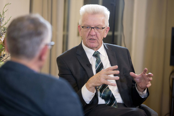 Dialog Online-Bürgersprechstunde mit dem Ministerpräsidenten Ministerpräsident Winfried Kretschmann (r.) beantwortet Fragen bei der Online-Bürgersprechstunde