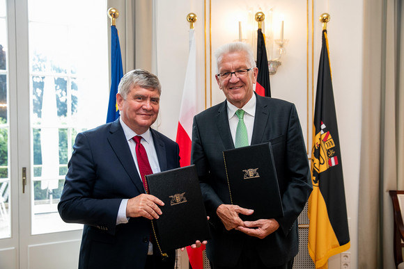Europa Weitere Kooperationen mit Woiwodschaft Łódźkie Ministerpräsident Winfried Kretschmann (r.) und Woiwodschaftsmarschall Witold Stępień (l.)