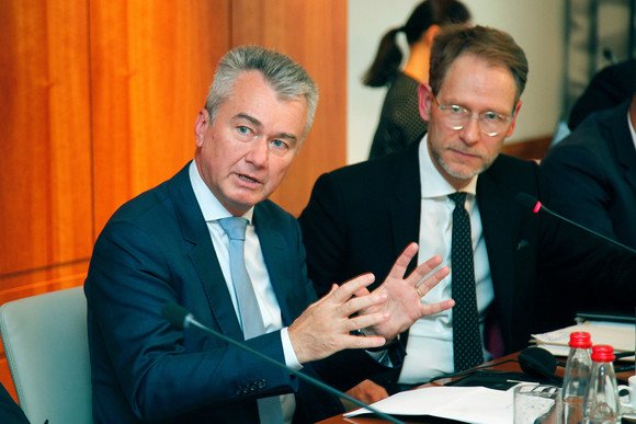 Strategiedialog Automobilwirtschaft Lenkungskreis übergibt Impulspapier an Europäische Kommission Staatssekretär Dr. Florian Stegmann (r.) und Juraj Nociar (l.), Kabinettchef des Vizepräsidenten der Europäischen Kommission, Maros Sefcovic (Bild: © Alexander Louvet)