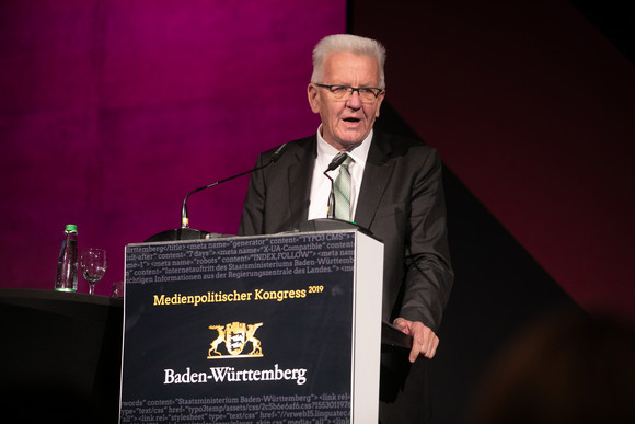 Kongress Source – Medienpolitischer Kongress der Landesregierung Ministerpräsident Winfried Kretschmann bei seiner Rede auf dem Source – Medienpolitischer Kongress der Landesregierung. (Bild: Staatsministerium Baden-Württemberg)