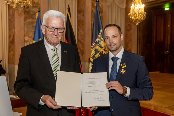 Auszeichnung Verdienstorden des Landes an 21 verdiente Persönlichkeiten Ministerpräsident Winfried Kretschmann (l.) und Patrick Haag (r.)