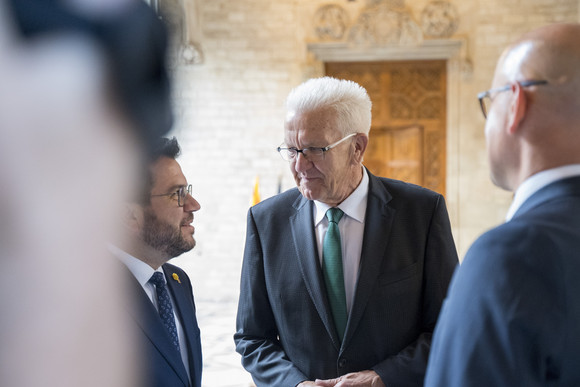 Europa Kretschmann auf Delegationsreise in Spanien Ministerpräsident Winfried Kretschmann (Mitte) in Sevilla