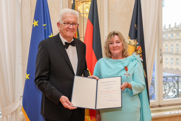 Tag des Ehrenamts Kretschmann würdigt besonderes ehrenamtliches Engagement Ministerpräsident Winfried Kretschmann (links) und Cornelia Held (rechts)