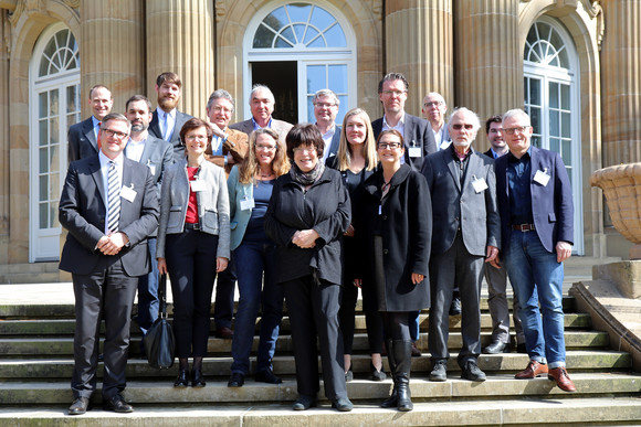 Beteiligung Wissenschaftlicher Beirat für Zivilgesellschaft und Bürgerbeteiligung Gruppenbild mit Staatsrätin Gisela Erler (vorne in der Mitte) vor der Villa Reitzenstein