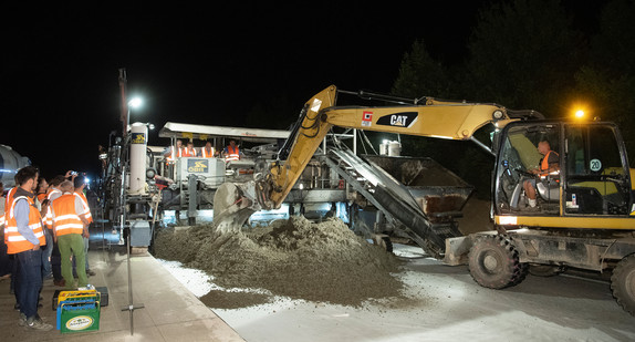 Betonfertiger betoniert Fahrbahn