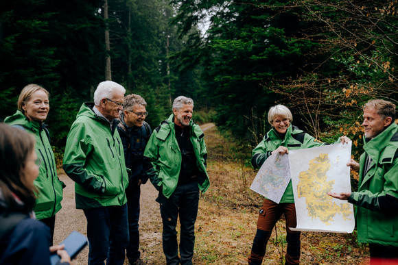 Erläuterungen anhand von Kartenmaterial für Ministerpräsident Winfried Kretschmann (Zweiter von links) und Umweltministerin Thekla Walker (links)
