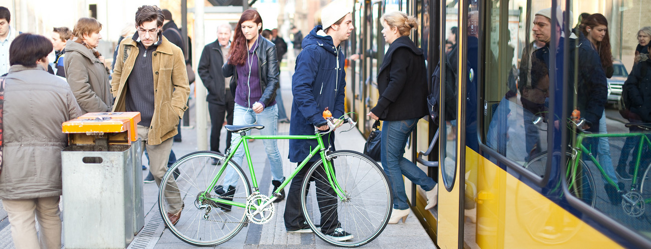 Radfahrer steigt am Bahnsteig in eine U-Bahn