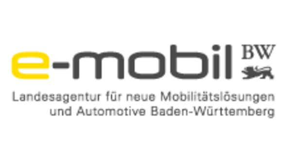 Gelb schwarze Schrift mit dem Namen e-Mobil BW - Landesagentur für neue Mobiliätslösungen und Automotive Baden-Württemberg.