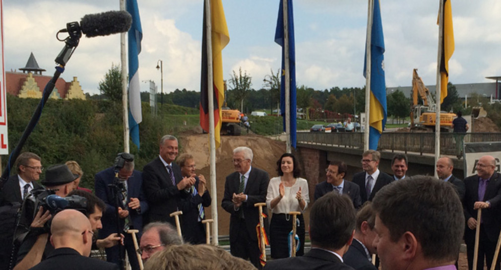 Ministerpräsident Winfried Kretschmann (M.) beim Spatenstich des sechsstreifigen Ausbaus der A 3 in Wertheim