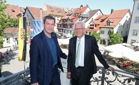 Regierung Gemeinsame Kabinettssitzung der Regierungen von Baden-Württemberg und Bayern Ministerpräsident Winfried Kretschmann (r.) und Ministerpräsident Dr. Markus Söder (l.) (Bild: Staatsministerium Baden-Württemberg)