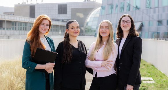 Vier junge Frauen in Businesskleidung