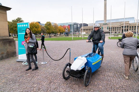 Elektromobilität Größte E-Lastenrad-Flotte 2018 in Stuttgart versammelt Größte E-Lastenrad-Flotte 2018 in Stuttgart versammelt. Bilderquelle: Ministerium für Verkehr BW/ Daniel Mühlebach