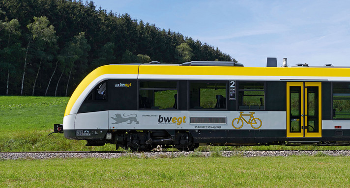 Netz 14 Zollernalbbahn I und II Ein Passagierzug des Typs Lint 54 fährt auf einer Schiene.