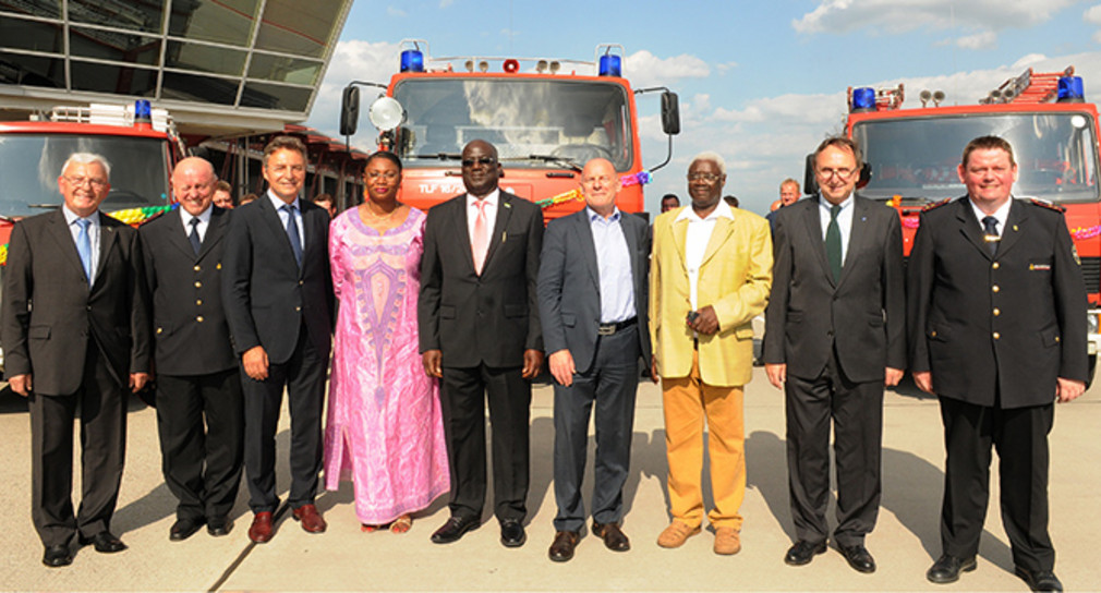 Übergabe von drei Feuerwehrfahrzeugen samt Ausrüstung als Spende für Sierra Leone, u.a. mit Minister Winfried Hermann, Direktor Walter Schoefer, Botschafter Jongopie Siaka Stevens und Bürgermeister Peter Jahn (Bild: Günter E. Bergmann/ Flughafen Stuttgart)