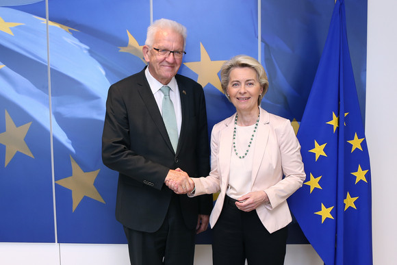 Europa Politische Gespräche in Brüssel Ministerpräsident Winfried Kretschmann (links) und die Präsidentin der Europäischen Kommission, Ursula von der Leyen (rechts)