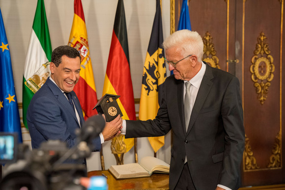 Europa Kretschmann auf Delegationsreise in Spanien Als kleines Gastgeschenk überreichte Ministerpräsident Winfried Kretschmann (rechts) seinem spanischen Kollegen Juan Manuel Bonilla Moreno (links) eine Kuckucksuhr.