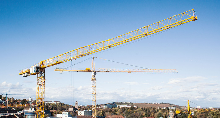 Baukräne vor Stuttgarter "Skyline"