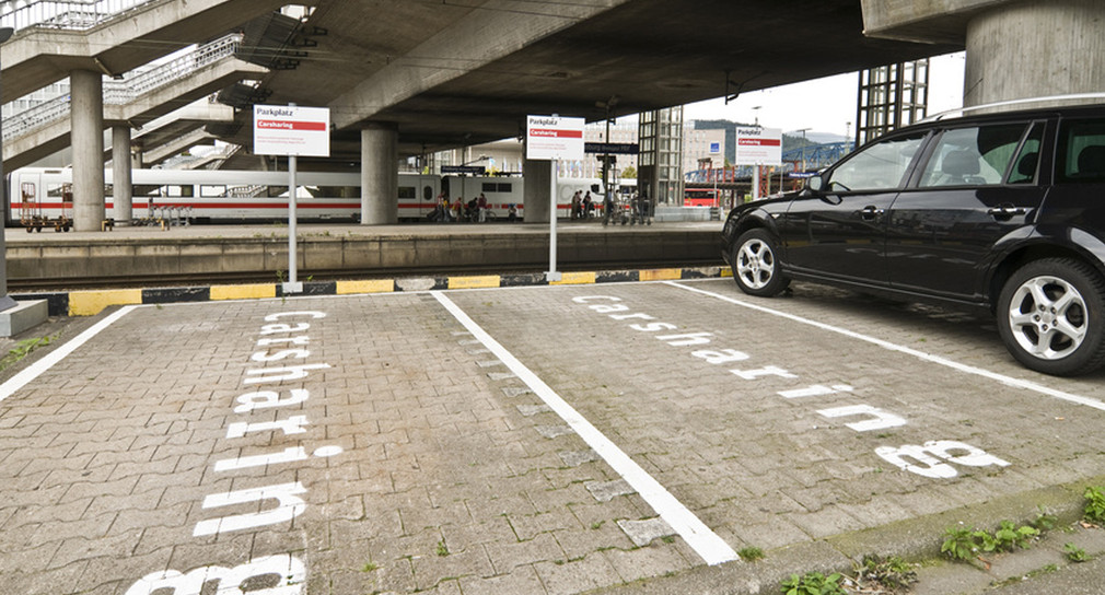 Car-Sharing Parkplätze an einem Bahnhof