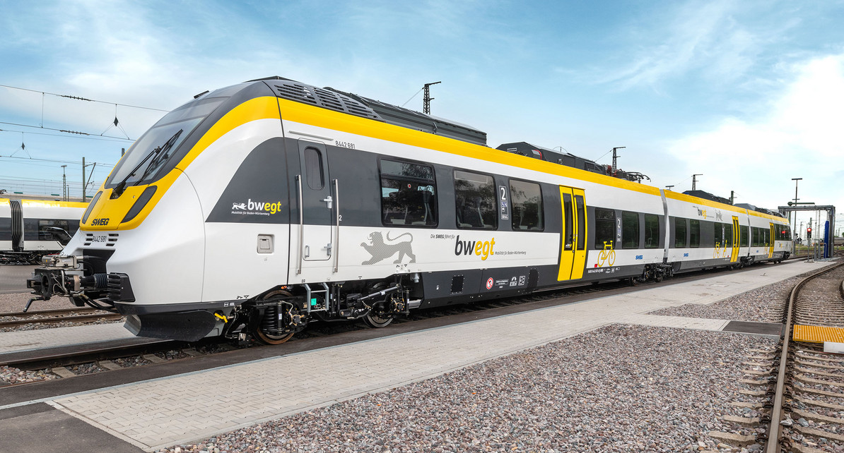 Zug von außen mit Blick auf den Kopf des Zuges.