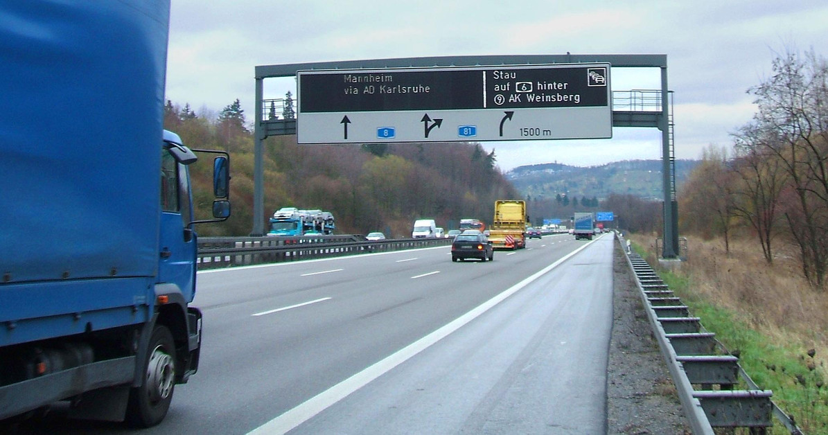 LKW fährt auf eine Verkehrsbeeinflussungsanlage zu (Bild: Ministerium für Verkehr und Infrastruktur)