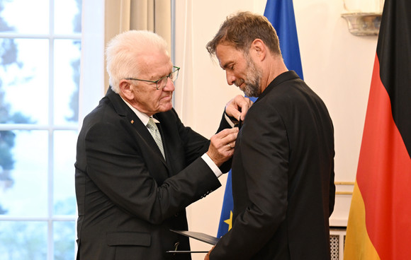 Auszeichnung Verdienstorden des Landes an Jürgen Klopp Ministerpräsident Winfried Kretschmann (links) überreicht Jürgen Klopp (rechts) den Verdienstorden des Landes Baden-Württemberg.
