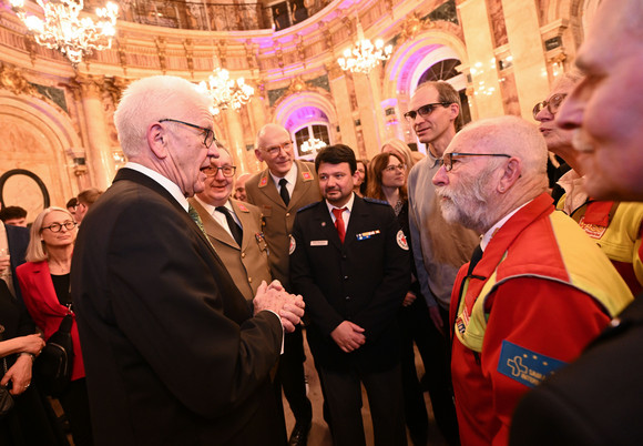 Ministerpräsident Winfried Kretschmann (links) im Gespräch mit Gästen