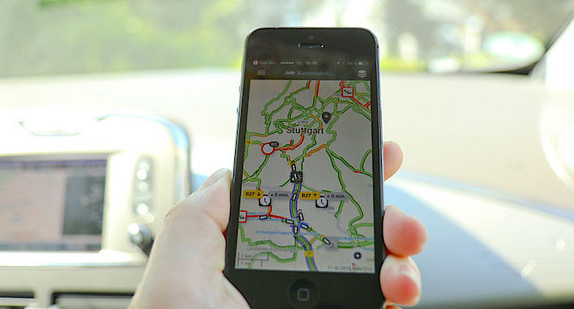 Jemand sitzt auf dem Beifahrersitz im Auto und hat die App Verkehrsinfo BW laufen. (Bilderquelle: Staatsministerium BW)
